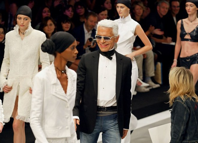 Phong cách của NTK Karl Lagerfeld qua năm tháng: ngoài màu đen còn rất nhiều điều thú vị, riêng cặp kính râm là gần như bất biến - Ảnh 9.