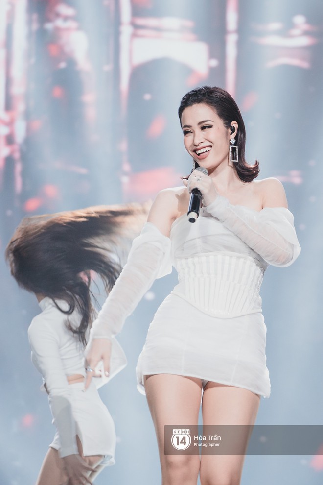 Fan nức lòng nhìn lại những khoảnh khắc tỏa sáng của ca sĩ Vpop trên sân khấu Việt-Hàn hot nhất năm qua - Ảnh 29.