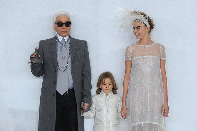 Nhìn lại những khoảnh khắc đáng nhớ trong cuộc đời của huyền thoại thời trang Karl Lagerfeld - Ảnh 21.