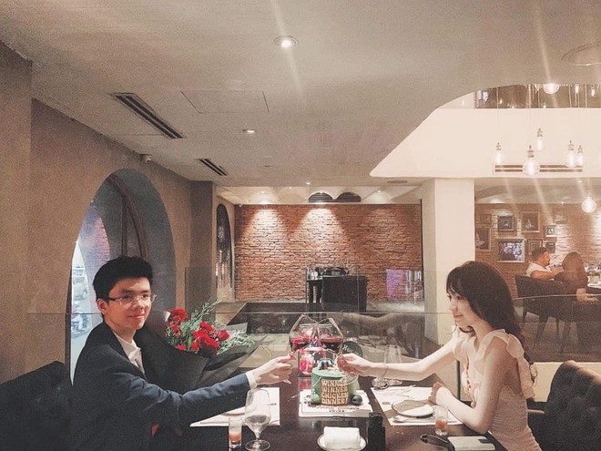 Style pose ảnh ruột của thiếu gia Phan Hoàng và bạn gái: Không tạo dáng trước siêu xe thì cũng check-in ở nhà hàng sang chảnh - Ảnh 7.