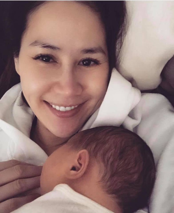 Hà Tăng sang Mỹ thăm chị Đại Bàng vừa sinh con chưa chẵn tháng, bất ngờ với nhan sắc 2 mẹ bỉm sữa - Ảnh 3.