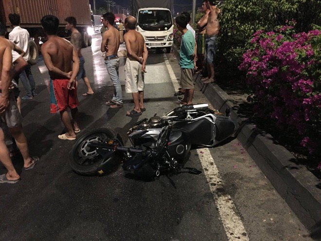 Thanh niên đi mô tô chết thảm sau cú tông vào đuôi xe container dừng trên quốc lộ 1A - Ảnh 2.