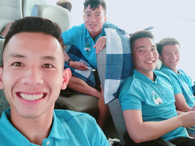 Duy Pinky cùng Tuấn Anh tạo dáng cực ngầu bên bờ biển trong ngày HAGL xuất quân thi đấu V.League 2019 - Ảnh 1.