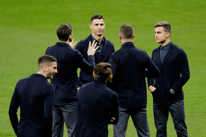 Ronaldo cùng dàn sao Juve mặc vest cool ngầu, thăm thú SVĐ đối thủ để chuẩn bị cho đại chiến - Ảnh 5.