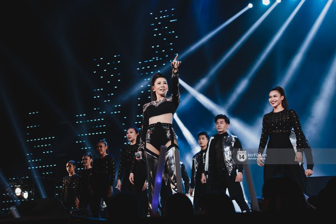 Fan nức lòng nhìn lại những khoảnh khắc tỏa sáng của ca sĩ Vpop trên sân khấu Việt-Hàn hot nhất năm qua - Ảnh 16.