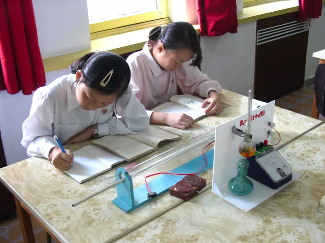 Kh&aacute;m ph&aacute; b&ecirc;n trong c&aacute;c trường học ở Triều Ti&ecirc;n, họ đang dạy g&igrave; cho học sinh? - Ảnh 12.