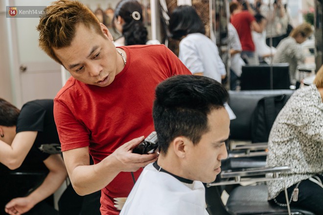 Người Hà Nội rủ nhau đi cắt miễn phí kiểu tóc giống Tổng thống Donald Trump và nhà lãnh đạo Kim Jong-un - Ảnh 11.