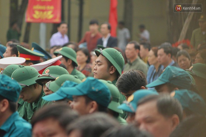 Ảnh: Hàng nghìn tân binh Thủ đô bịn rịn chia tay người thân và bạn gái trong ngày nhập ngũ - Ảnh 15.