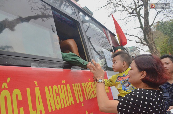 Ảnh: Hàng nghìn tân binh Thủ đô bịn rịn chia tay người thân và bạn gái trong ngày nhập ngũ - Ảnh 17.