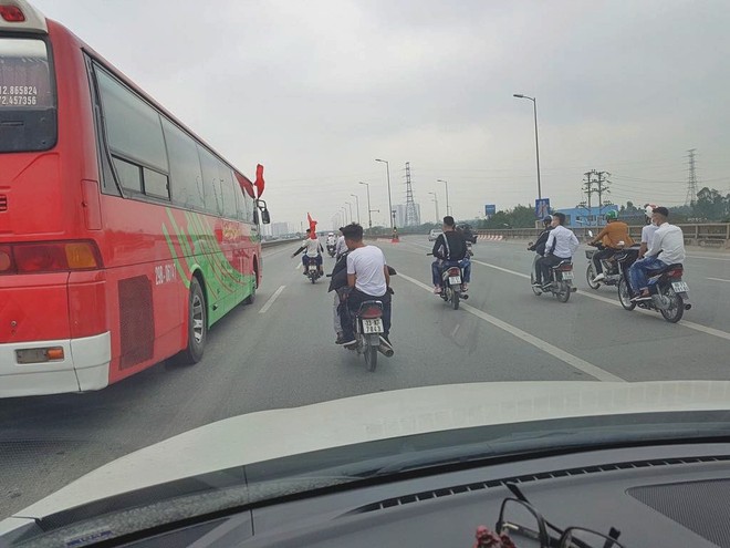 Hàng chục xe máy bất chấp đi vào đường cấm, dàn hàng ngang chặn ô tô chở tân binh để tiễn bạn lên đường - Ảnh 2.