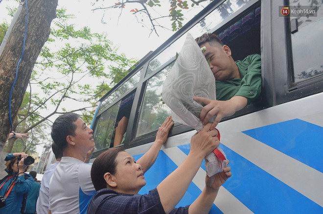 Ảnh: Hàng nghìn tân binh Thủ đô bịn rịn chia tay người thân và bạn gái trong ngày nhập ngũ - Ảnh 19.