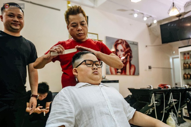 Người Hà Nội rủ nhau đi cắt miễn phí kiểu tóc giống Tổng thống Donald Trump và nhà lãnh đạo Kim Jong-un - Ảnh 8.