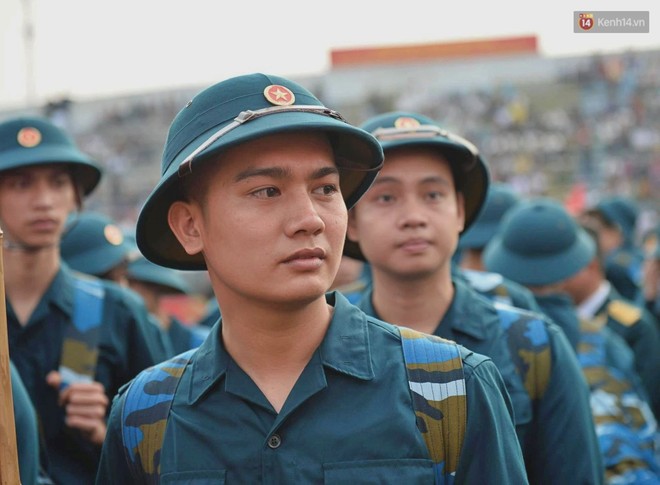 Ảnh: Hàng nghìn tân binh Thủ đô bịn rịn chia tay người thân và bạn gái trong ngày nhập ngũ - Ảnh 4.