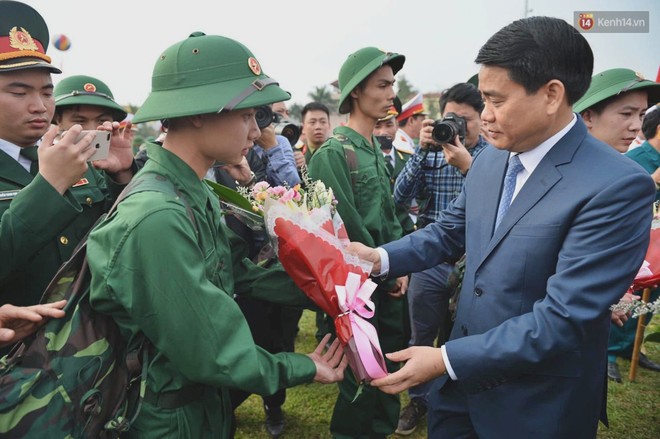 Ảnh: Hàng nghìn tân binh Thủ đô bịn rịn chia tay người thân và bạn gái trong ngày nhập ngũ - Ảnh 2.