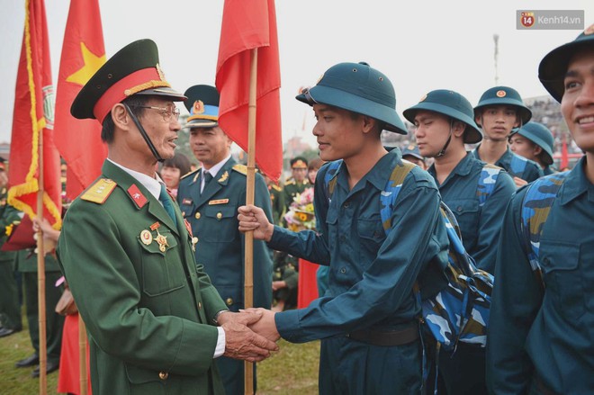 Ảnh: Hàng nghìn tân binh Thủ đô bịn rịn chia tay người thân và bạn gái trong ngày nhập ngũ - Ảnh 3.