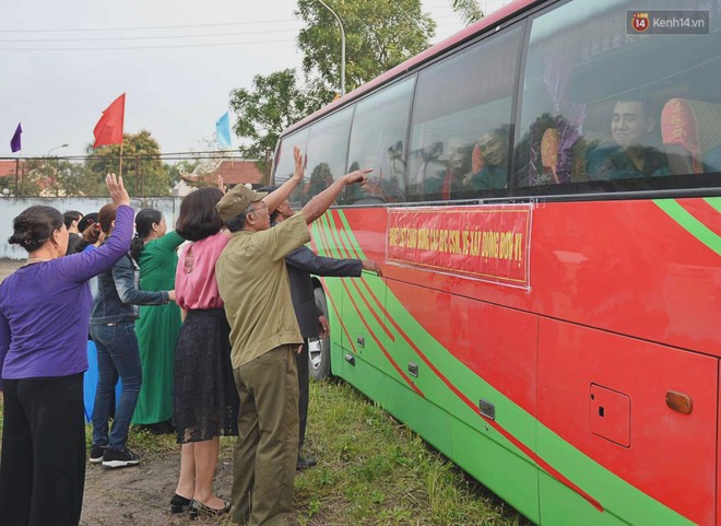 Hàng chục xe máy bất chấp đi vào đường cấm, dàn hàng ngang chặn ô tô chở tân binh để tiễn bạn lên đường - Ảnh 1.