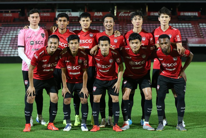 Yến Xuân thu hút trên khán đài, theo dõi bạn trai Văn Lâm bắt trận ra mắt Muangthong United - Ảnh 2.