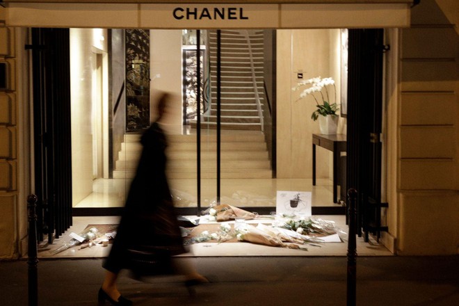 Người hâm mộ đau buồn, dâng hoa tưởng nhớ ngài Karl Lagerfeld trước cửa store Chanel tại Paris - Ảnh 5.