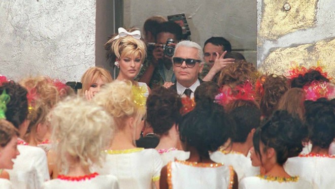 Nhìn lại những khoảnh khắc đáng nhớ trong cuộc đời của huyền thoại thời trang Karl Lagerfeld - Ảnh 13.