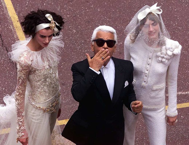 Nhìn lại những khoảnh khắc đáng nhớ trong cuộc đời của huyền thoại thời trang Karl Lagerfeld - Ảnh 14.