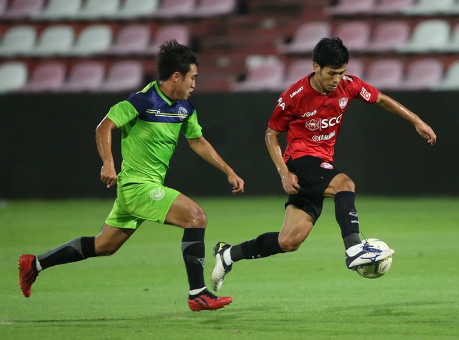 Yến Xuân thu hút trên khán đài, theo dõi bạn trai Văn Lâm bắt trận ra mắt Muangthong United - Ảnh 12.