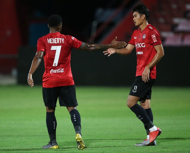 Yến Xuân thu hút trên khán đài, theo dõi bạn trai Văn Lâm bắt trận ra mắt Muangthong United - Ảnh 9.