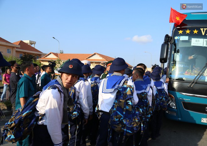 Tân binh ở Sài Gòn khóc nghẹn trước giây phút xa gia đình lên đường nhập ngũ - Ảnh 13.