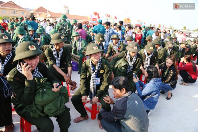 Tân binh ở Sài Gòn khóc nghẹn trước giây phút xa gia đình lên đường nhập ngũ - Ảnh 2.