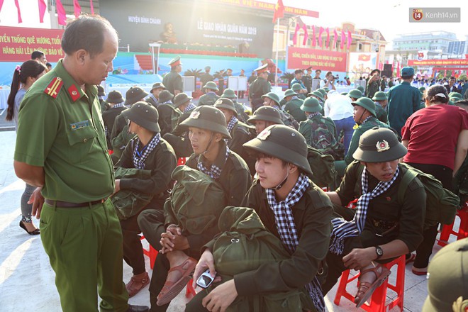 Tân binh ở Sài Gòn khóc nghẹn trước giây phút xa gia đình lên đường nhập ngũ - Ảnh 5.