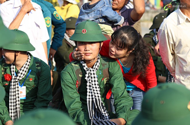 Tân binh ở Sài Gòn khóc nghẹn trước giây phút xa gia đình lên đường nhập ngũ - Ảnh 6.