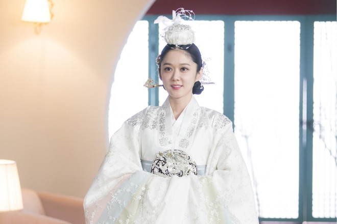 Bí quyết nào giúp Hoàng hậu Jang Nara trở thành &quot;mỹ nhân hack tuổi&quot; dù năm nay đã 38 tuổi? - Ảnh 1.