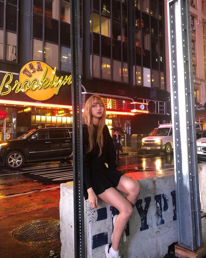 Trời ban cho đôi chân dài miên man, Lisa (Black Pink) sang trời Tây là phải chụp ảnh đủ 7749 góc để khoe cho triệt để - Ảnh 1.