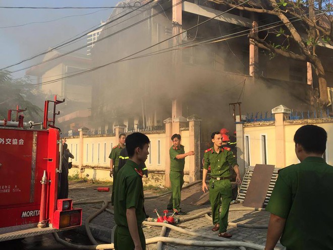 Cháy nhà kho bên trong trường tiểu học ở Đà Nẵng, hàng trăm học sinh hoảng loạn sơ tán - Ảnh 10.