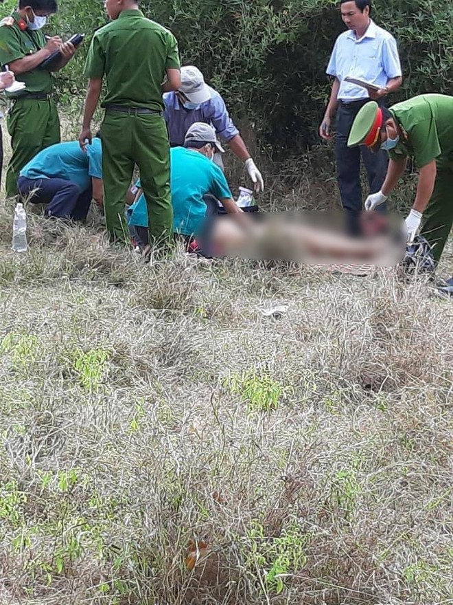 Ninh Thuận: Phát hiện người phụ nữ chết lõa thể cạnh xe máy gần bờ hồ thuỷ lợi - Ảnh 1.