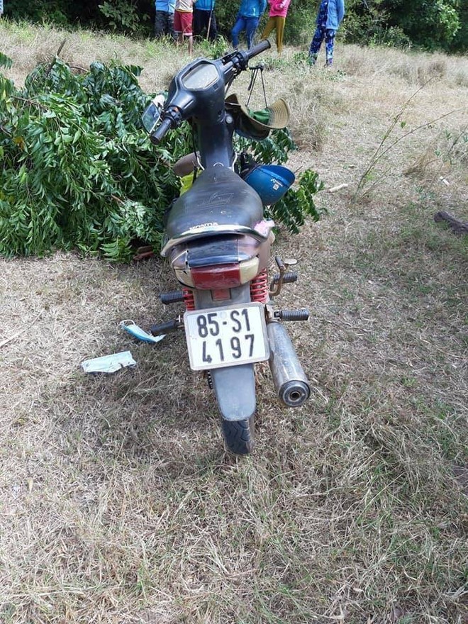 Ninh Thuận: Phát hiện người phụ nữ chết lõa thể cạnh xe máy gần bờ hồ thuỷ lợi - Ảnh 2.