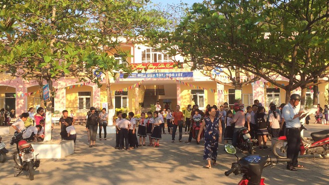 Cháy nhà kho bên trong trường tiểu học ở Đà Nẵng, hàng trăm học sinh hoảng loạn sơ tán - Ảnh 11.