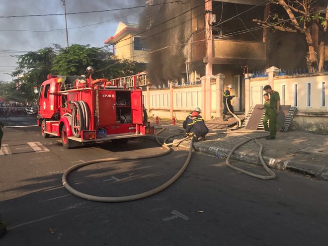 Cháy nhà kho bên trong trường tiểu học ở Đà Nẵng, hàng trăm học sinh hoảng loạn sơ tán - Ảnh 6.