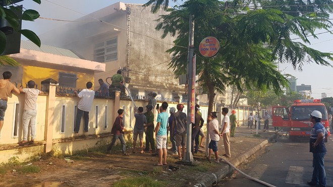 Cháy nhà kho bên trong trường tiểu học ở Đà Nẵng, hàng trăm học sinh hoảng loạn sơ tán - Ảnh 4.