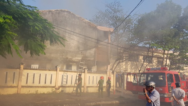 Cháy nhà kho bên trong trường tiểu học ở Đà Nẵng, hàng trăm học sinh hoảng loạn sơ tán - Ảnh 7.