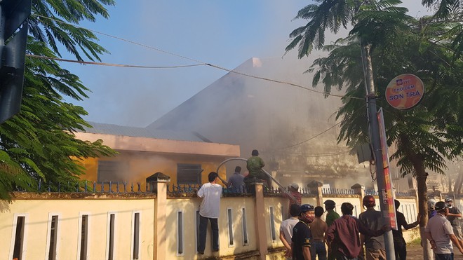 Cháy nhà kho bên trong trường tiểu học ở Đà Nẵng, hàng trăm học sinh hoảng loạn sơ tán - Ảnh 2.