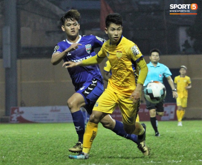 Tài năng trẻ Thanh Hóa thu hút bởi nụ cười tỏa nắng trong ngày V.League khởi tranh - Ảnh 6.