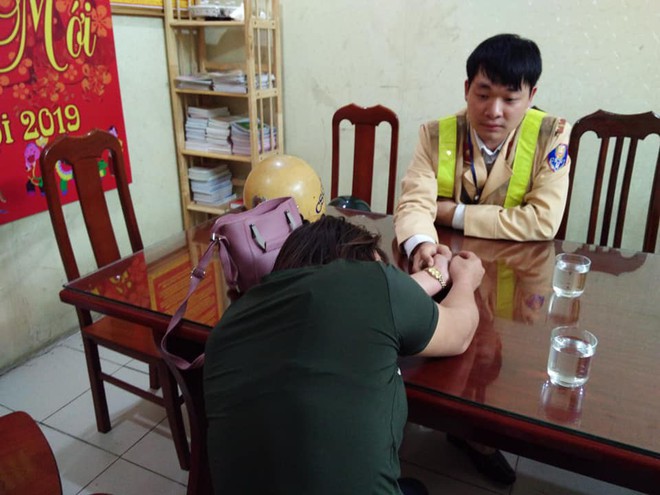 H&agrave; Nội: C&ocirc;ng an đứng n&oacute;i chuyện 30 ph&uacute;t với người phụ nữ d&iacute; k&eacute;o v&agrave;o cổ đ&ograve;i nhảy s&ocirc;ng tự tử - Ảnh 2.