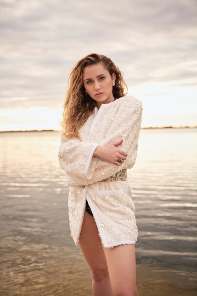 L&agrave;m vợ người ta, Miley Cyrus vẫn thả r&ocirc;ng t&aacute;o bạo tr&ecirc;n tạp ch&iacute; v&agrave; tiết lộ l&yacute; do cưới Liam v&igrave; một người phụ nữ? - Ảnh 3.