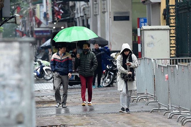 Không khí lạnh đã về thực sự: Mưa to bất ngờ từ đêm qua, sáng nay ra đường ai cũng co ro trong áo khoác - Ảnh 1.