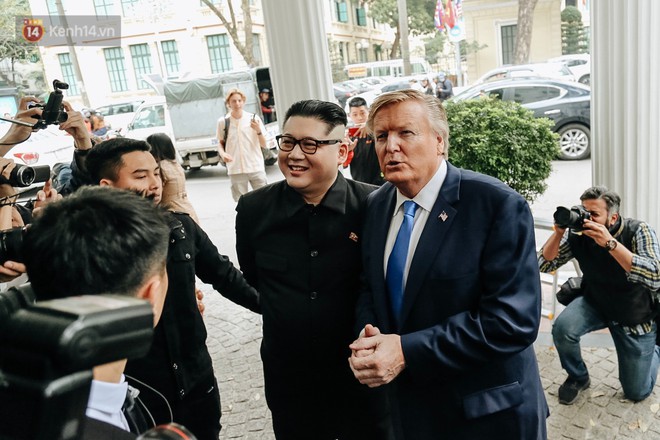 Bản sao của ông Kim Jong-un và Donald Trump bất ngờ xuất hiện tại Hà Nội, bị người dân và phóng viên vây kín - Ảnh 5.