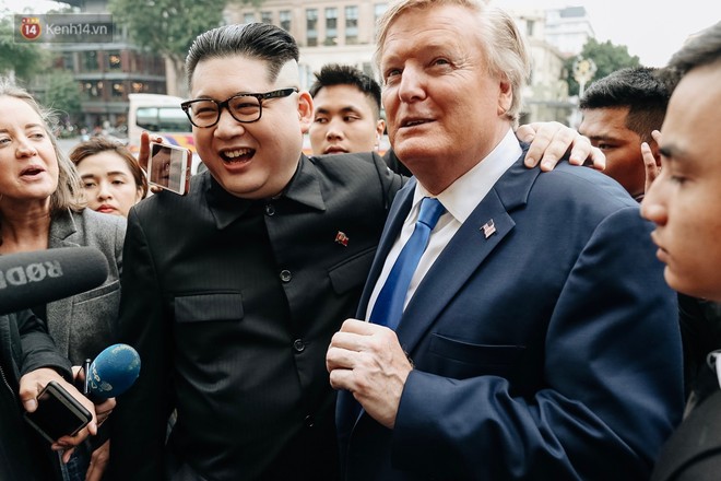 Bản sao của ông Kim Jong-un và Donald Trump bất ngờ xuất hiện tại Hà Nội, bị người dân và phóng viên vây kín - Ảnh 2.