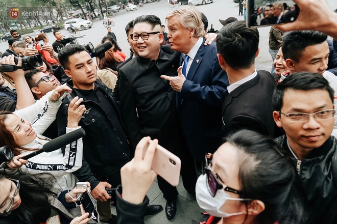Bản sao của ông Kim Jong-un và Donald Trump bất ngờ xuất hiện tại Hà Nội, bị người dân và phóng viên vây kín - Ảnh 6.
