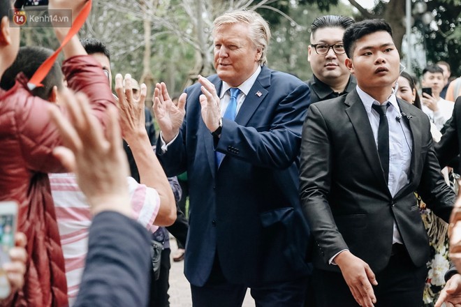 Bản sao của ông Kim Jong-un và Donald Trump bất ngờ xuất hiện tại Hà Nội, bị người dân và phóng viên vây kín - Ảnh 18.