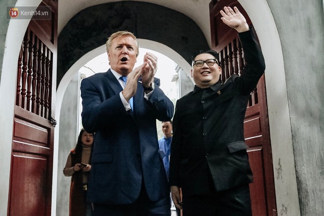 Bản sao của ông Kim Jong-un và Donald Trump bất ngờ xuất hiện tại Hà Nội, bị người dân và phóng viên vây kín - Ảnh 14.
