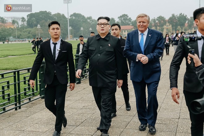 Bản sao của ông Kim Jong-un và Donald Trump bất ngờ xuất hiện tại Hà Nội, bị người dân và phóng viên vây kín - Ảnh 9.